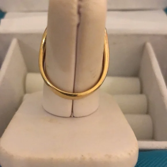 VTG Gold Tone Large V crystals that stand out to make this more noticeable SZ 8 - Picture 6 of 8